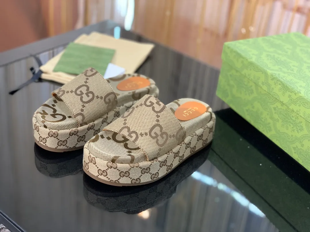 👟👟Ex-factory price 360🌈🌈 Women's shoe factory Gucci North Face Co-branded 2022/spring and summer new couple style electric embroidered thick-soled slippers are now online. Series —————————————— Perfect interpretation! The original development supports any comparison in the market! Carefully crafted materials! Months in the making! The pattern is extremely beautiful! Unique charm. The fabric is made from the original one-to-one ratio! Flash sale market free version! The thorn lines and three-dimensional effect are full! High-end and high-end ꫛꫀꪝ Go➫ Materials: ❶Upper: Double G electric embroidery environmentally friendly washed denim fabric ❷Foot pads: imported sheepskin ❸Outsole! Original outsole ........................................ ♡Size: 35-43